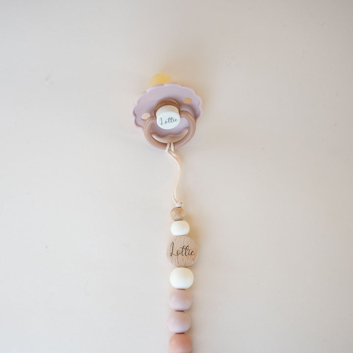 FRIGG Daisy Latex Pacifier & Matching Clip Set Biscuit - Personalisable Baby Products Sold and Personalised by JustBørn