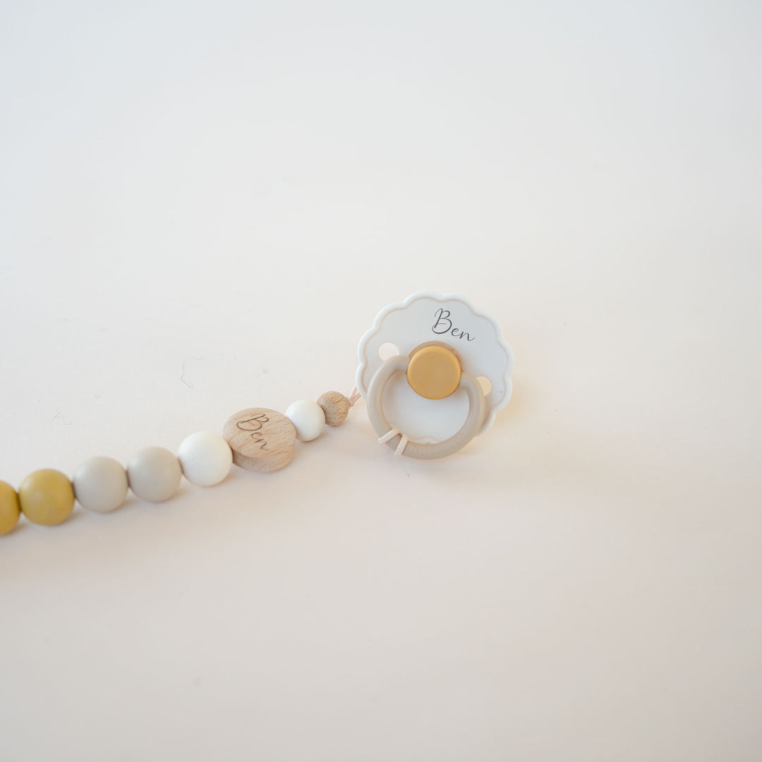 FRIGG Daisy Latex Pacifier & Matching Clip Set Chamomile - Personalisable Baby Products Sold and Personalised by JustBørn