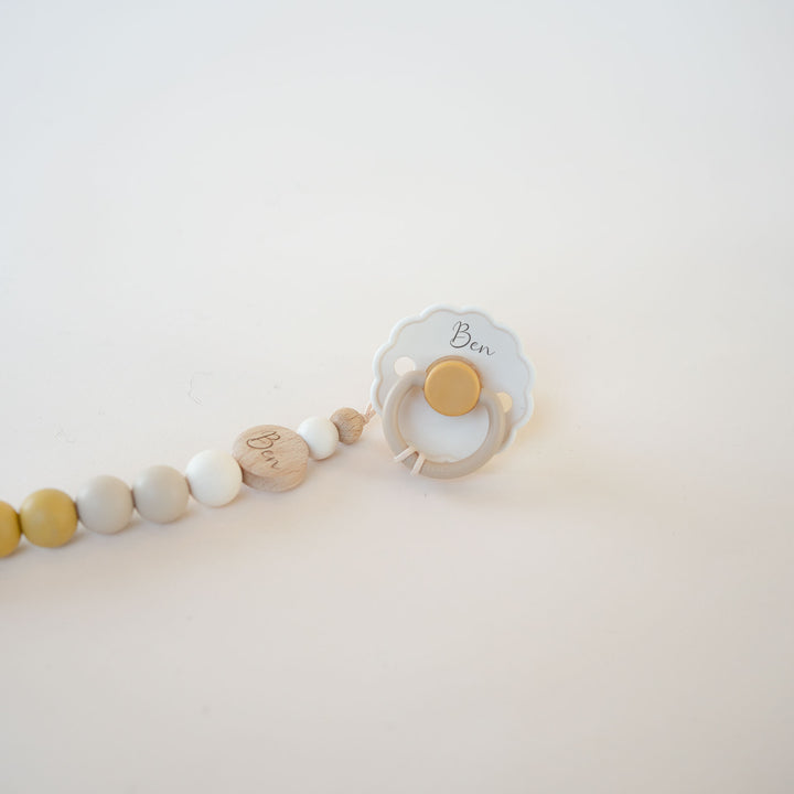 FRIGG Daisy Latex Pacifier & Matching Clip Set Chamomile - Personalisable Baby Products Sold and Personalised by JustBørn