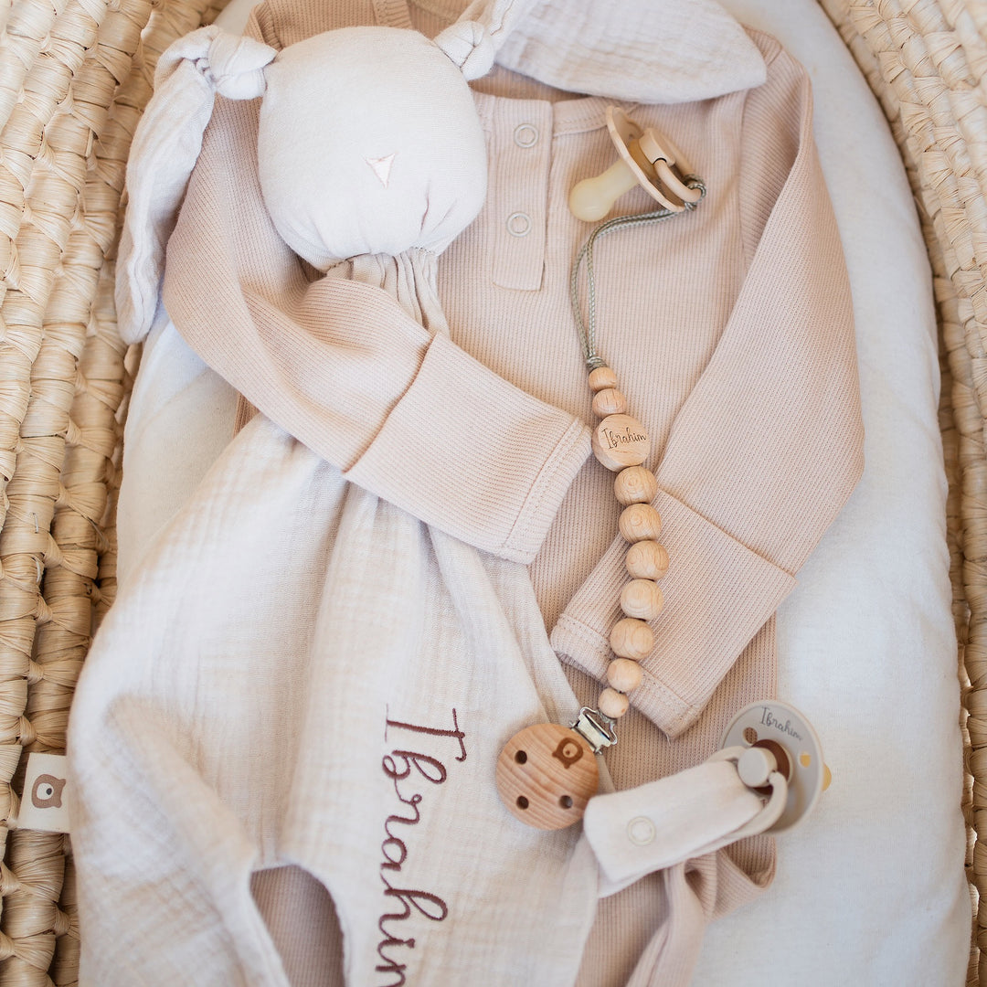 JBØRN Wooden Pacifier Clip - Personalisable Baby Products Sold and Personalised by JustBørn