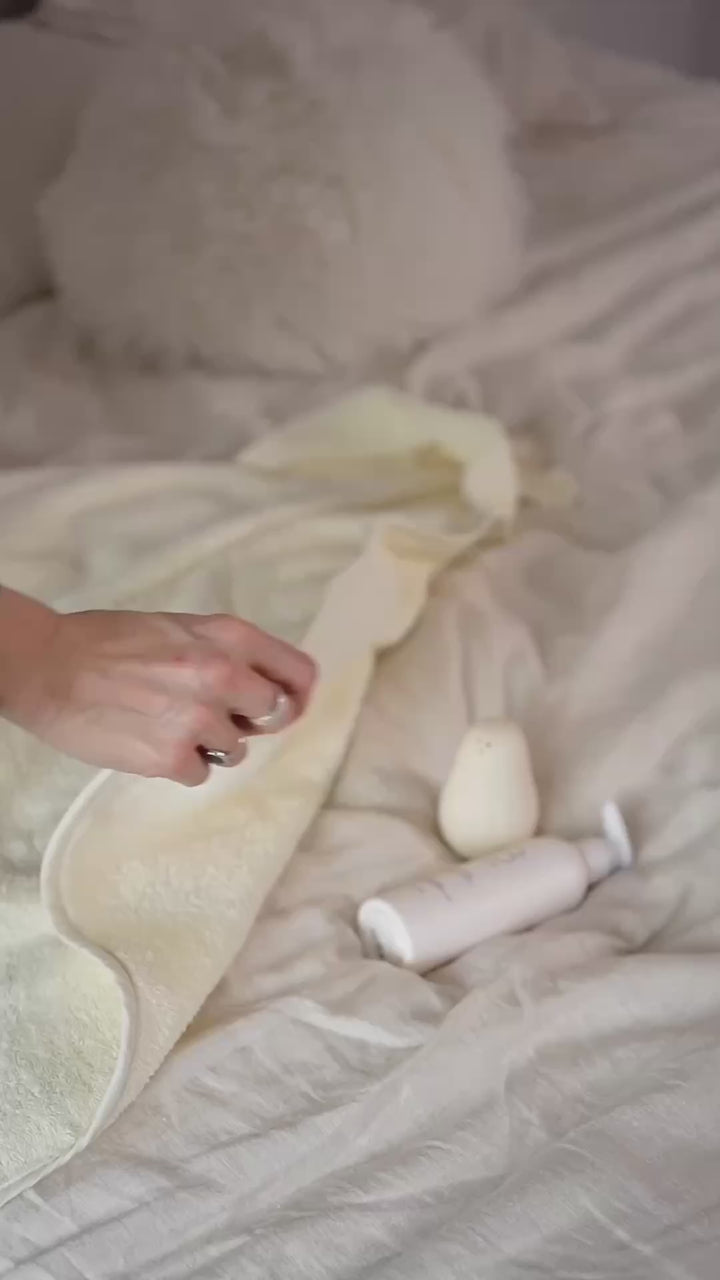 مجموعة هدايا الأطفال من JBØRN | مجموعة منشفة وفرشاة شعر من القطن العضوي