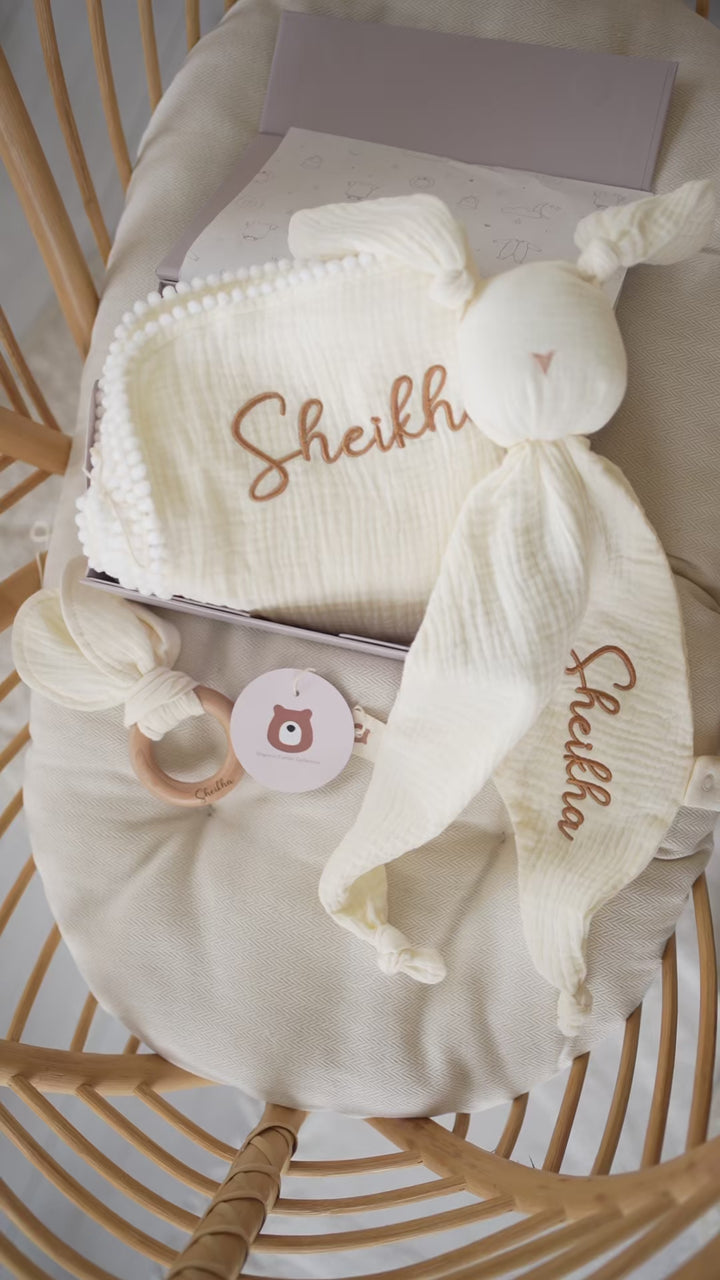 طقم بطانية وعضاضة من الموسلين العضوي من JBØRN Pop Pom Swaddle