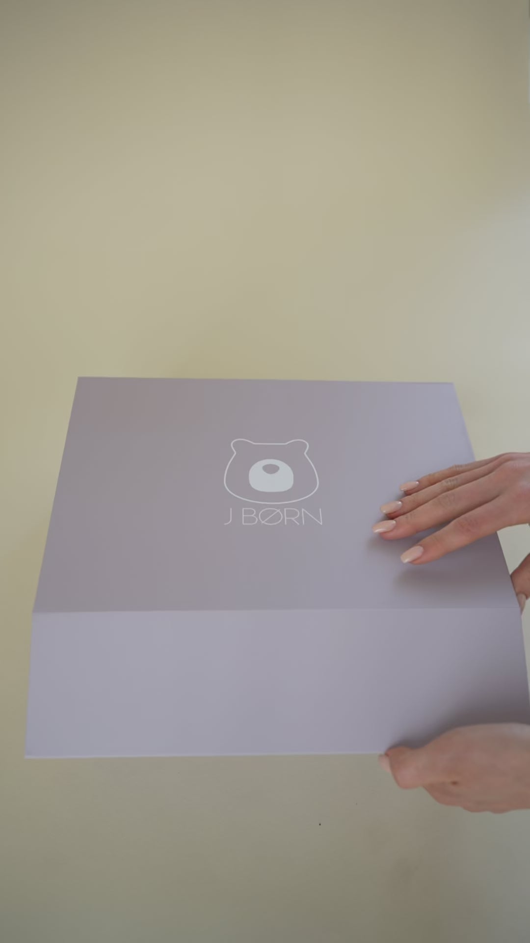 JBØRN תיבת מתנה עם כל האביזרים החיוניים להנקה לתינוקות