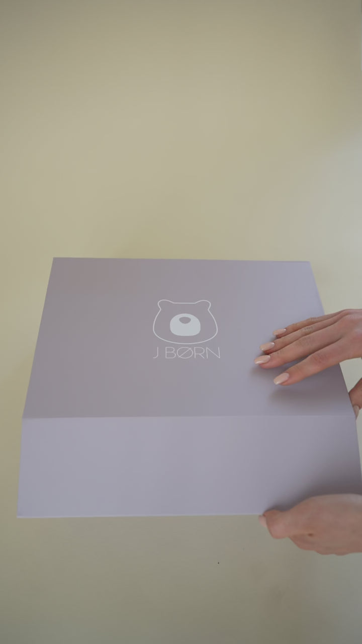 JBØRN תיבת מתנה עם כל האביזרים החיוניים להנקה לתינוקות